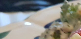 Her servert med en enkel potetsalat