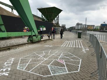 Setting Up- Speelse uitnodigingen met stoepkrijt en een heleboel tape