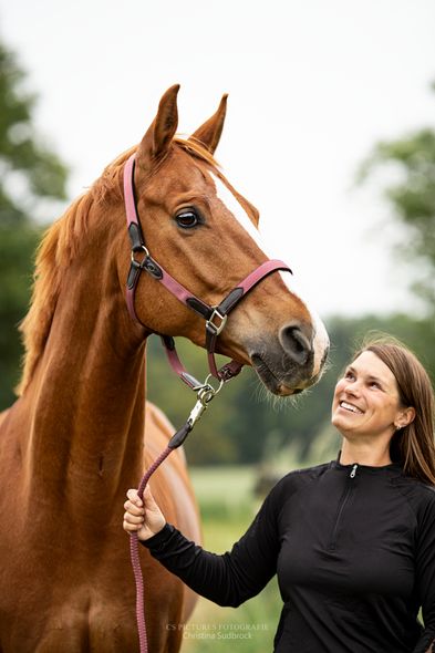 Frau_mit_Pferd_fotografiert_von_Christina_Sudbrock