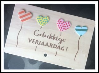 Houten wenskaart met hartjes