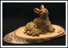 Houten schijf met haasje en natuurmaterialen