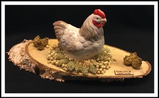 Houten schijf met kip en natuurmaterialen