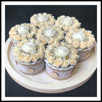 taart met foamroosjes en parels