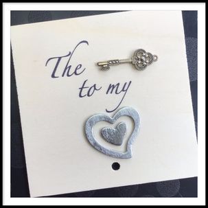 Houten wenskaart hart, sleutel, liefde