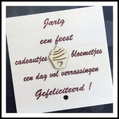 Houten wenskaart verjaardag, taart