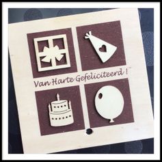 Houten wenskaart jarig, ballon, taart, feestmuts