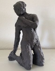 10.Kvindefigur i brændt ler. Ghita Svendsen. 25cm
