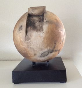 7.Raku brændt lerkugle på sort opsats. Mogens Davidsen. 25 cm