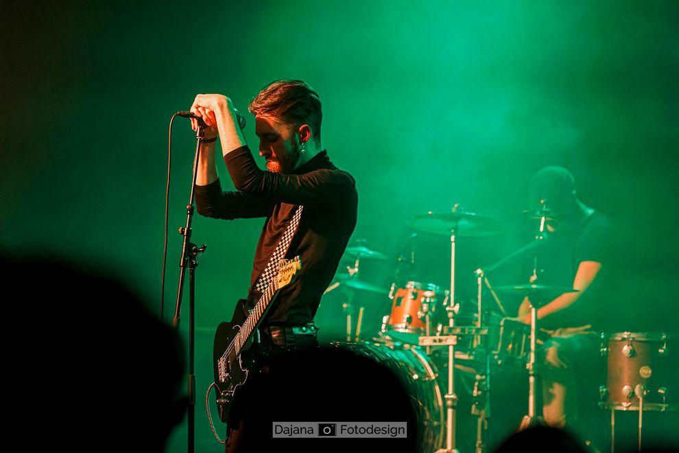 Kyle J Wilson von Auger mit Drummer Marcus Carter