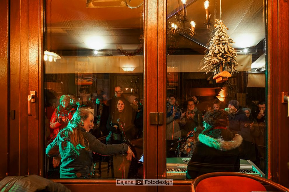 Zwei Stimmen beim Muweika 2024 vorm Café Stilbruch Jena
