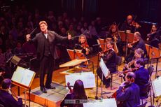 Philharmonie trifft Pop - Alexander Mayer beim dirigieren