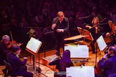 Philharmonie trifft Pop - Alexander Mayer beim dirigieren