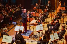Philharmonie trifft Pop - Maximilian Lörzer beim dirigieren