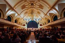 Philharmonie trifft Pop - Volkshaus Jena Saalblick auf die Bühne