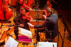 Philharmonie trifft Pop - Maximilian Lörzer beim dirigieren