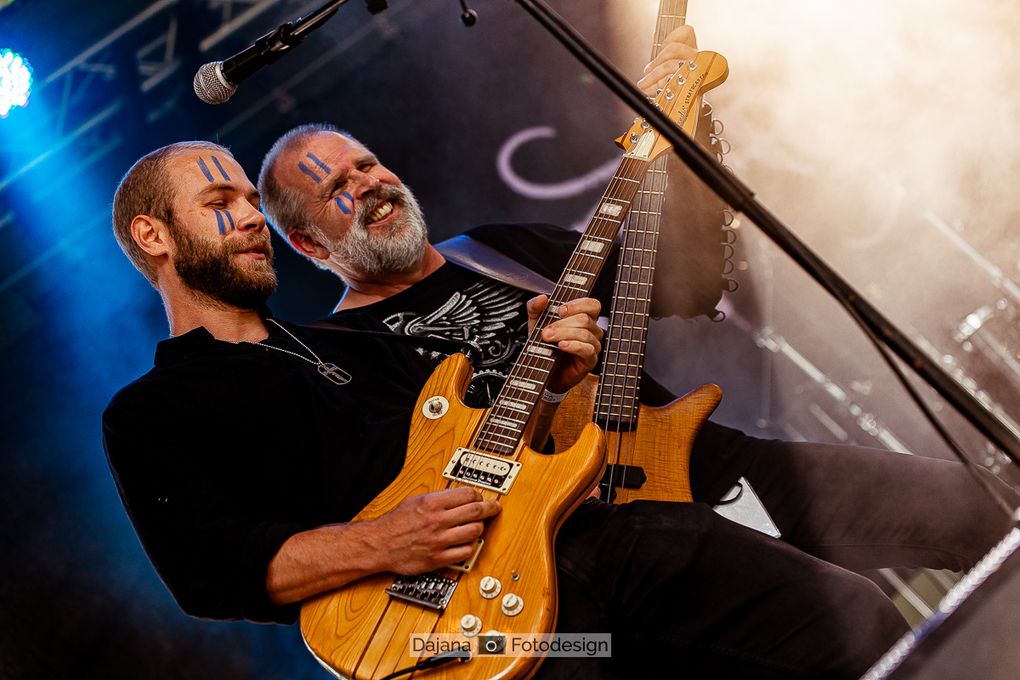 DANIEL - Guitar & WILLY - bass