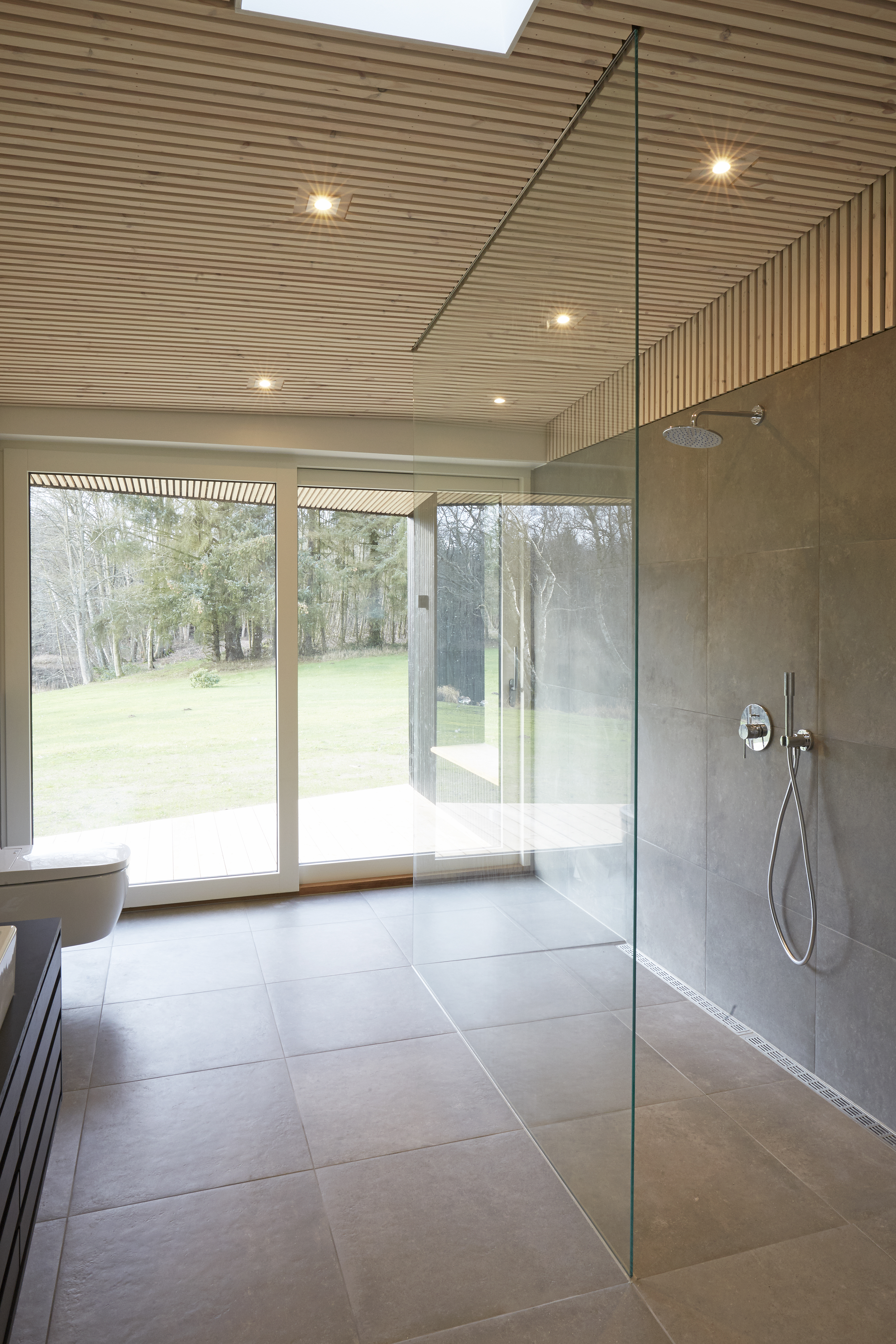 villa sondrup bad toilet sanitære faciliteter udsigt moderne tegl fliser træ