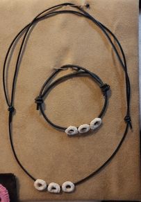 Halskæde og armbånd med knapper som pynt