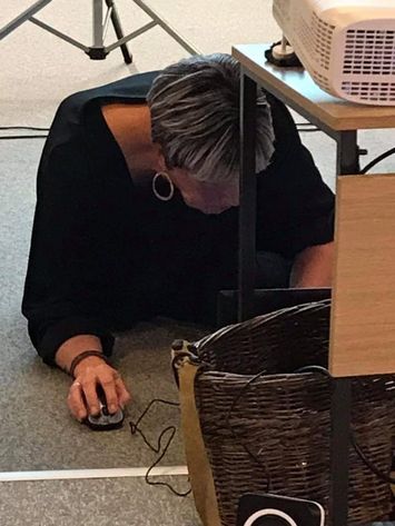 Nordisk Biblioteksuge - Merete prøver at få lyd og billeder til at passe sammen.