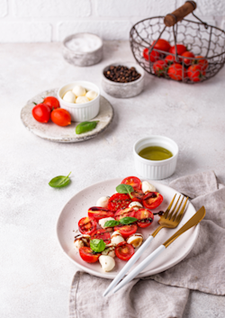 Salade met mozzarella en tomaat