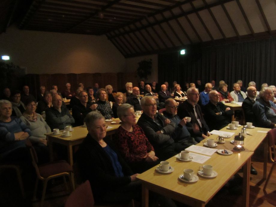 Heel veel mensen bij de toneel uitvoering