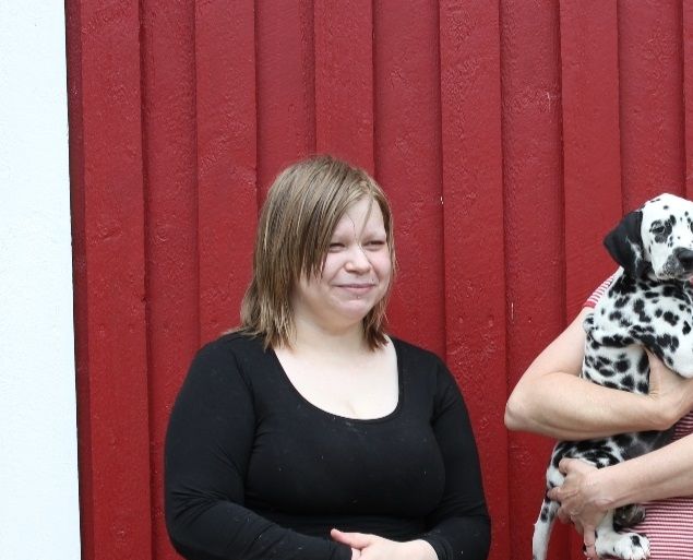 Helga har flyttat till Monica och Caroline i Hjärnarp.
Stort lycka till med denna glada hoppiga tokiga tjej, blir nog väldigt bra till agility och allt annat som planeras.