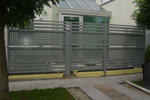 alu poort met zelfgeponste perfo vierkante gaten