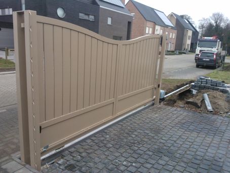 aluminium poort  bovenaan doorgebogen