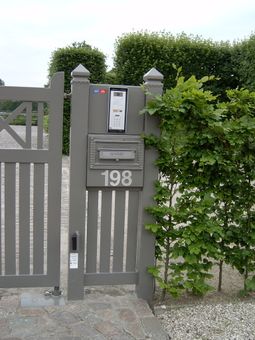 detail zijkant hek met brievenbus
