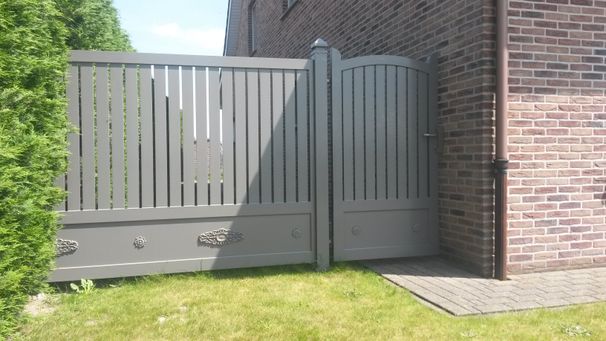 let op onze paalversiering, lijkt op de uitgekapte loden hoed op een h