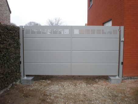 mooie poort met geperforeerde gaten  ondergrondse motors smego