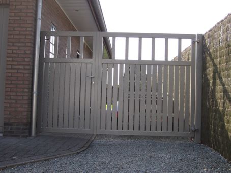 poort met open raampjes 