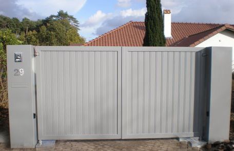 poort tussen 2 inox geakte zuilen
