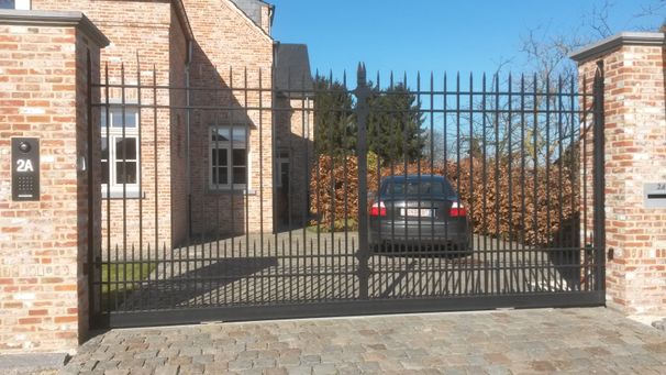 schuifpoort op rial vierkante spijlen 