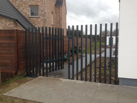 spijlen poort los van elkander geplaatst op onderbalk