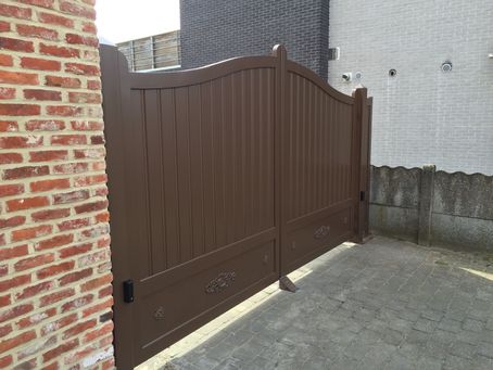 zeer mooie poort alustrar gebogen met sierplaat onderaan 