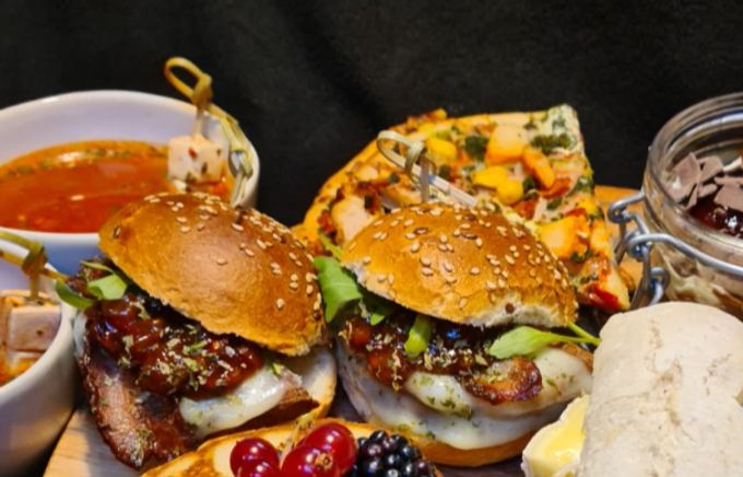 Zin in een uitgebreide luxe lunch?
Deze lunch bestaat uit broodjes met heerlijke toppings, pizzaslice, pancake met fruit en room, mousse en een soepje... € 35,00 voor 2 personen