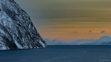 Liten båt stort hav. Fra Lyngen