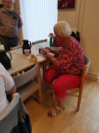 Lillian der åbner uret