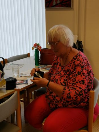 Lillian med uret pakkede ud