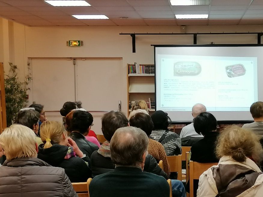 Cet atelier a permis à la trentaine de personnes présentes lors de cet atelier-débat de mieux cerner les emballages alimentaires.
Au menu, mise en pratique de bons procédés pour lire soi-même les étiquettes des produits industriels, mais aussi bio.




                                                                                                                   

