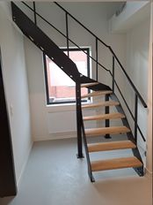 binnentrap ral 9005 met houten treden