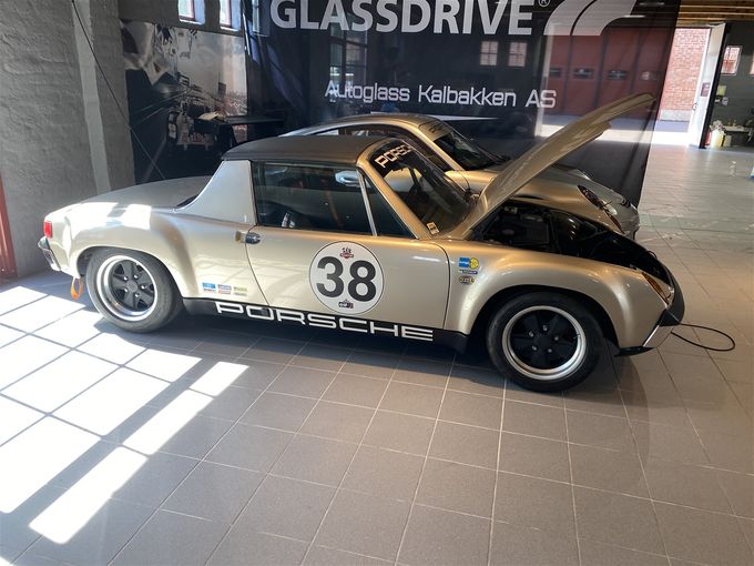 Hentet bil for Autoglass Kalbakken AS etter vinterlagring hos Porsche Centre Son