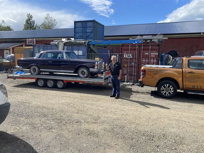 Flyttet bil til klargjøring og polering for Oldtimer Service