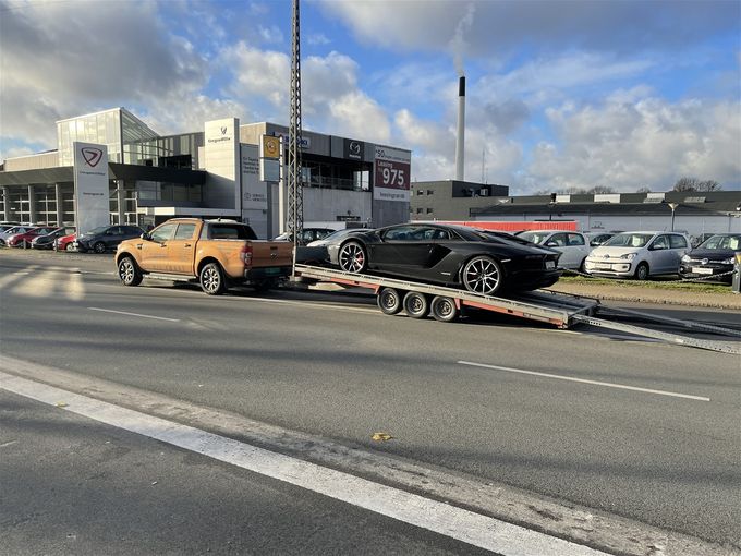 Levert Lamborghini Aventador S til Service