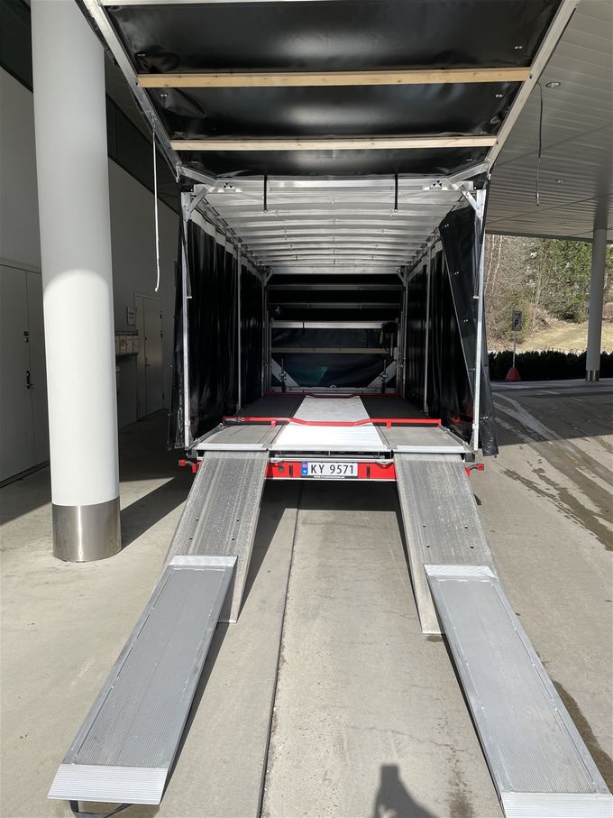 Bredde 218 cm, høyde 200 cm og 600 cm lengde.