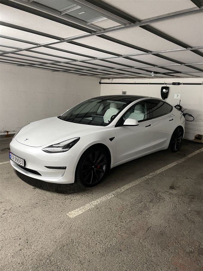 Hjul kjøre Tesla 3 til kunde i Bergen