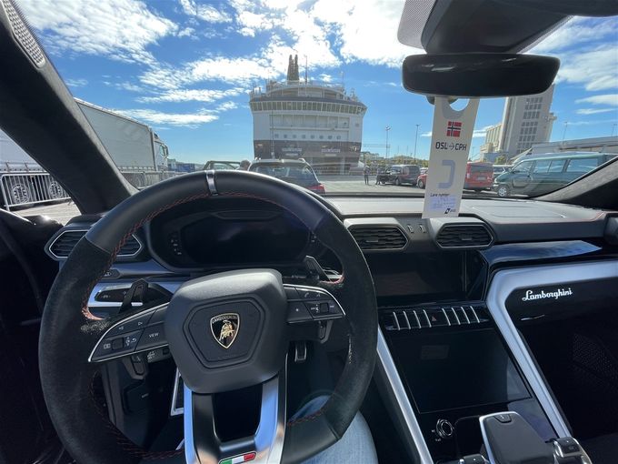 På vei Til København med Lamborghini Urus for Service