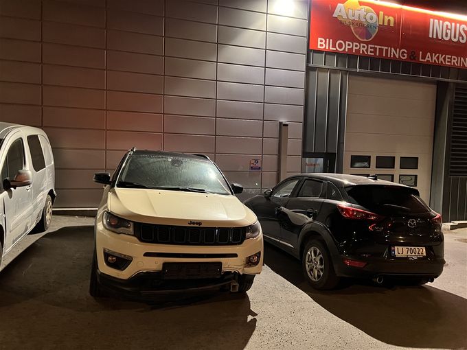 6/4 Hentet Skadet Jeep Kompass hos Hedin Bil i Halmstad for Tryg Forsikring