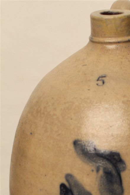 Cruche de 5 gallons, fleur bleue de Goyette ou de Bertrand & Lavoie, d'Iberville, c. 1887-1892.